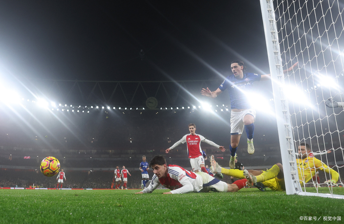 半岛体育官网app-球员在比赛中打出惊艳表现，帮助球队取得胜利