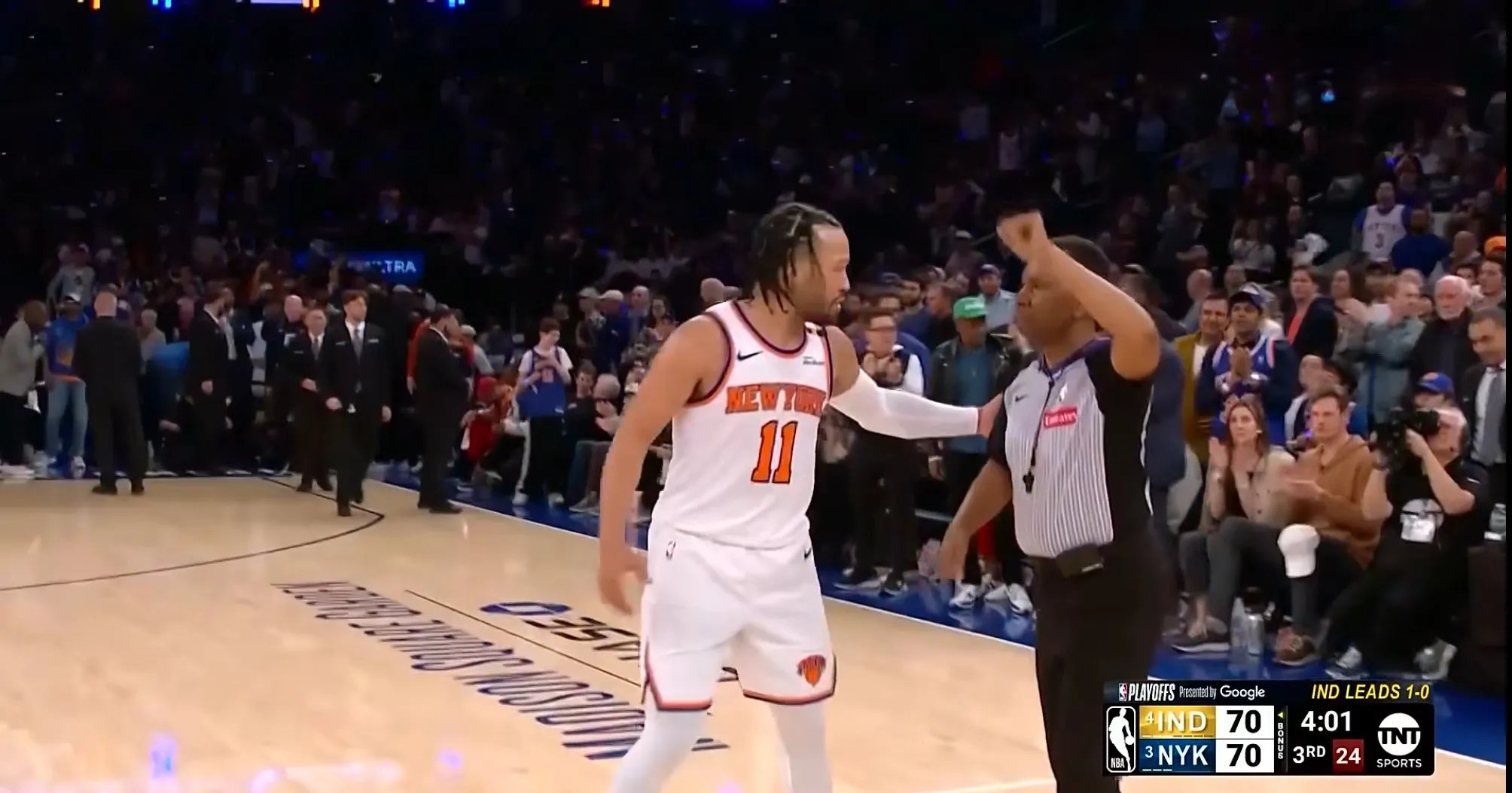 关于尼克斯集体发威，赢得激动人心的比赛的信息