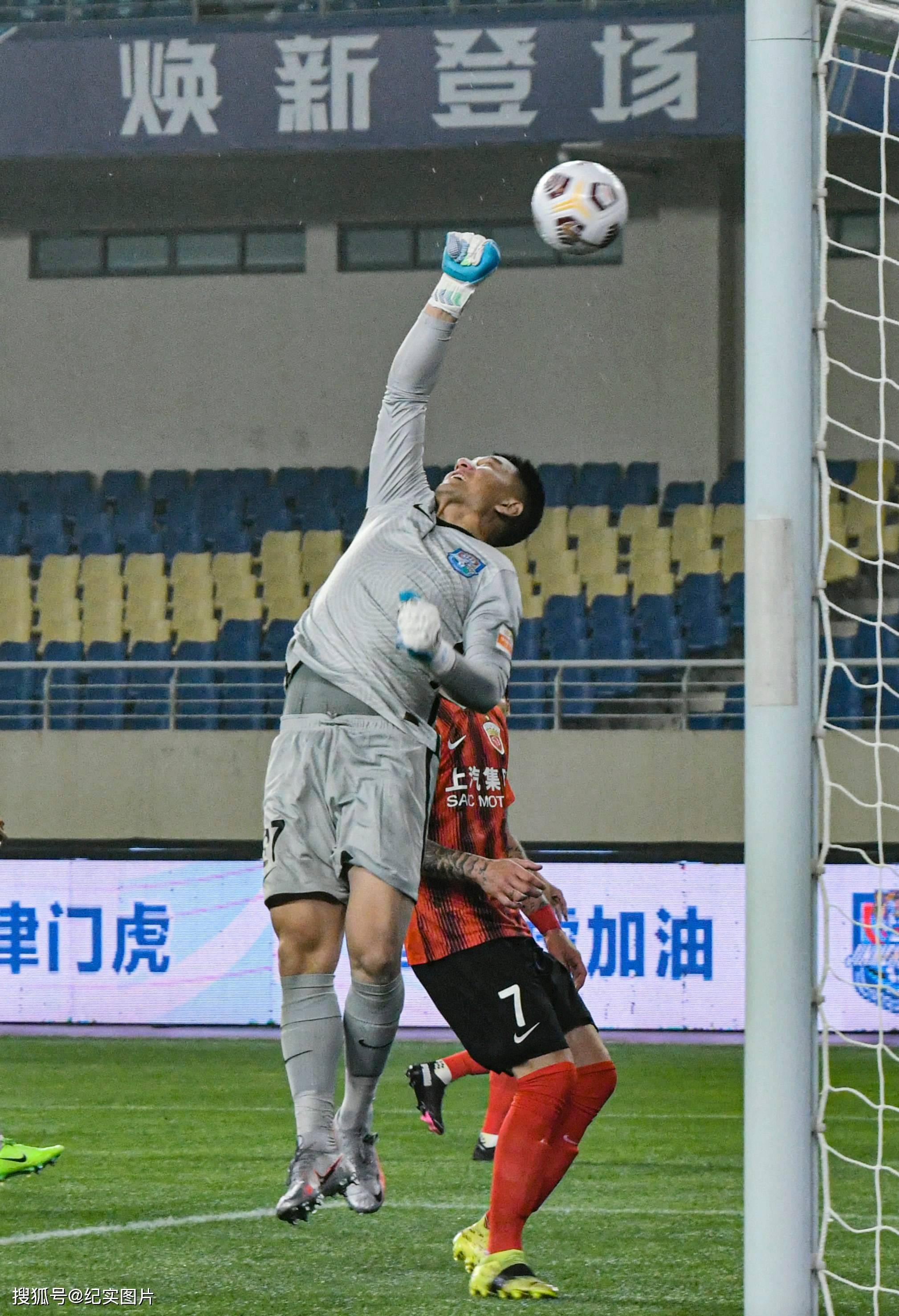 半岛体育网站入口-包含上海上港球员训练备战关键比赛的词条