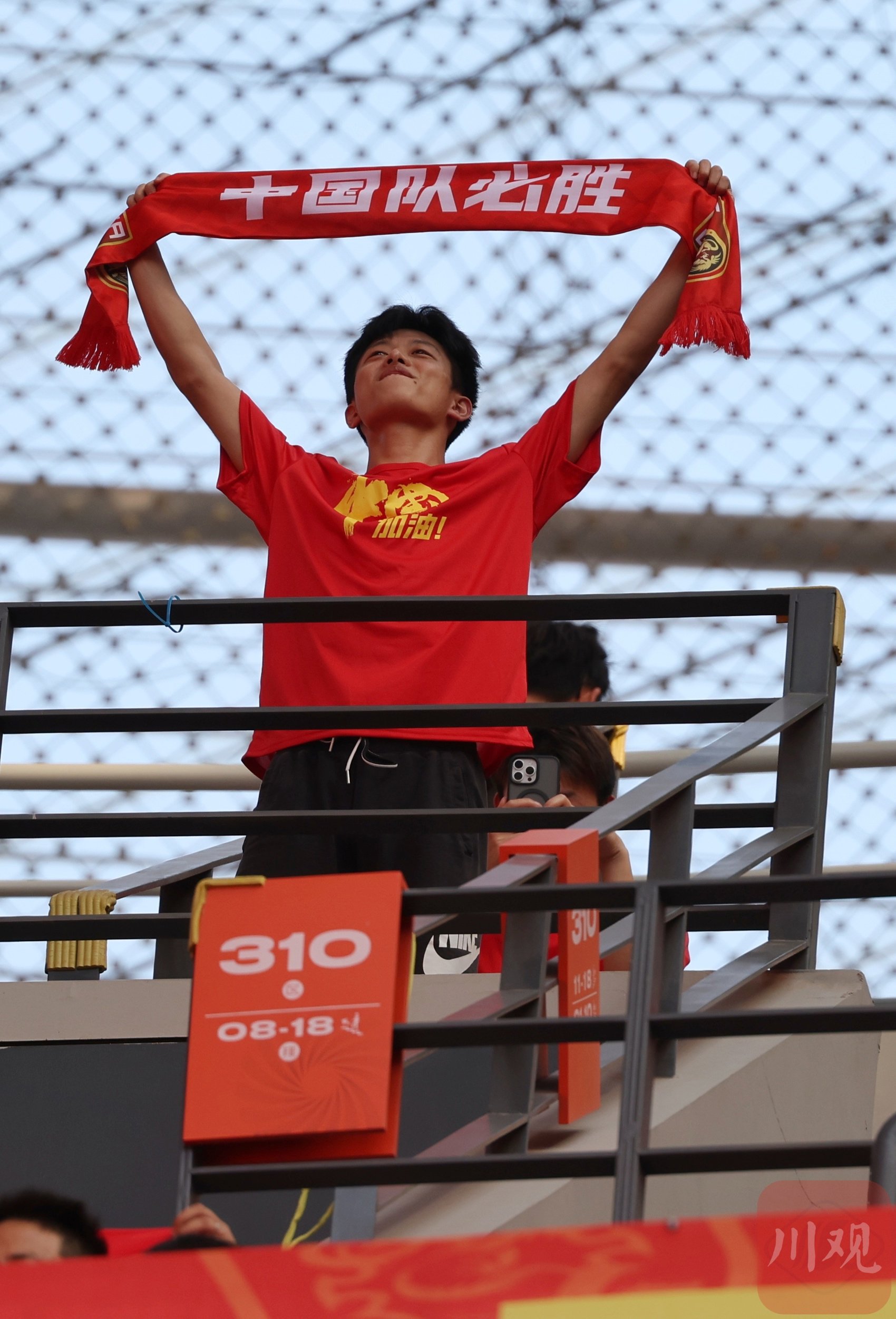 半岛体育在线登录-国际足球竞技正酣，球迷热情高涨的简单介绍