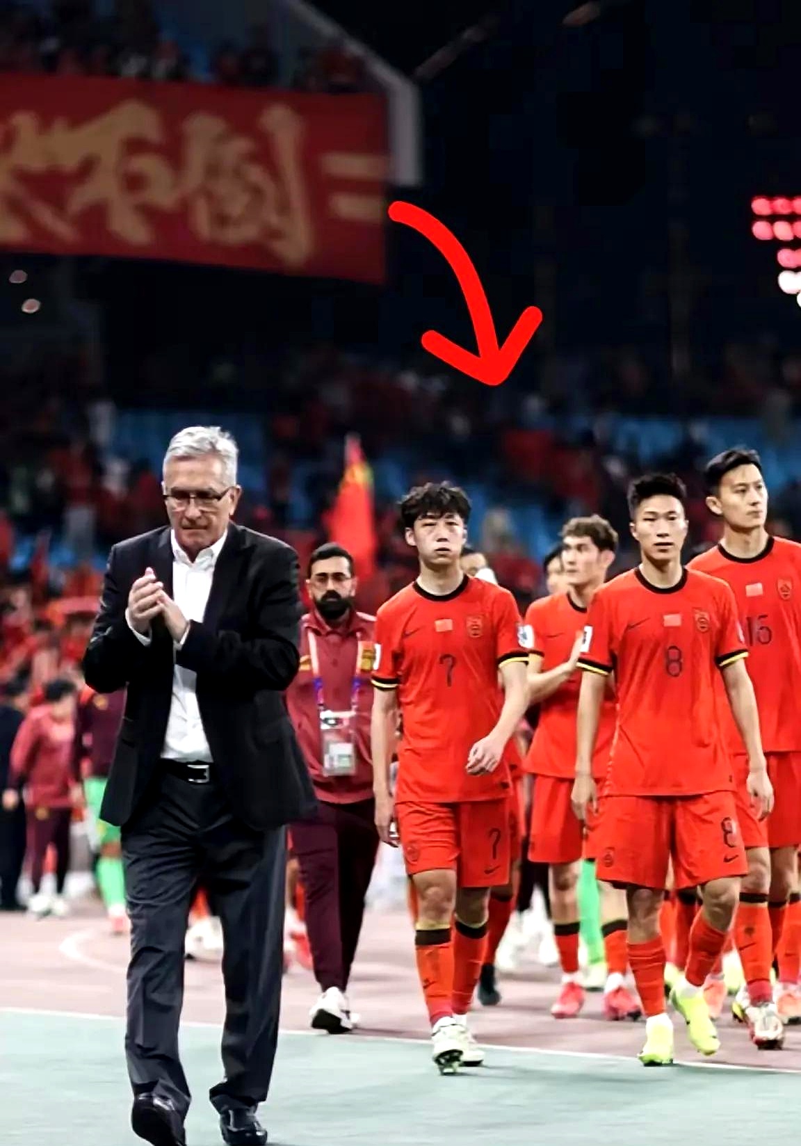 火爆足球对决中球员表现出色，赢得掌声