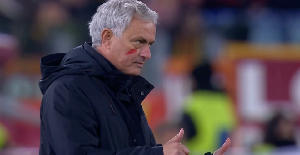 半岛体育官方登录入口-曼联客场不敌瓦伦西亚：穆帅怒批球员表现