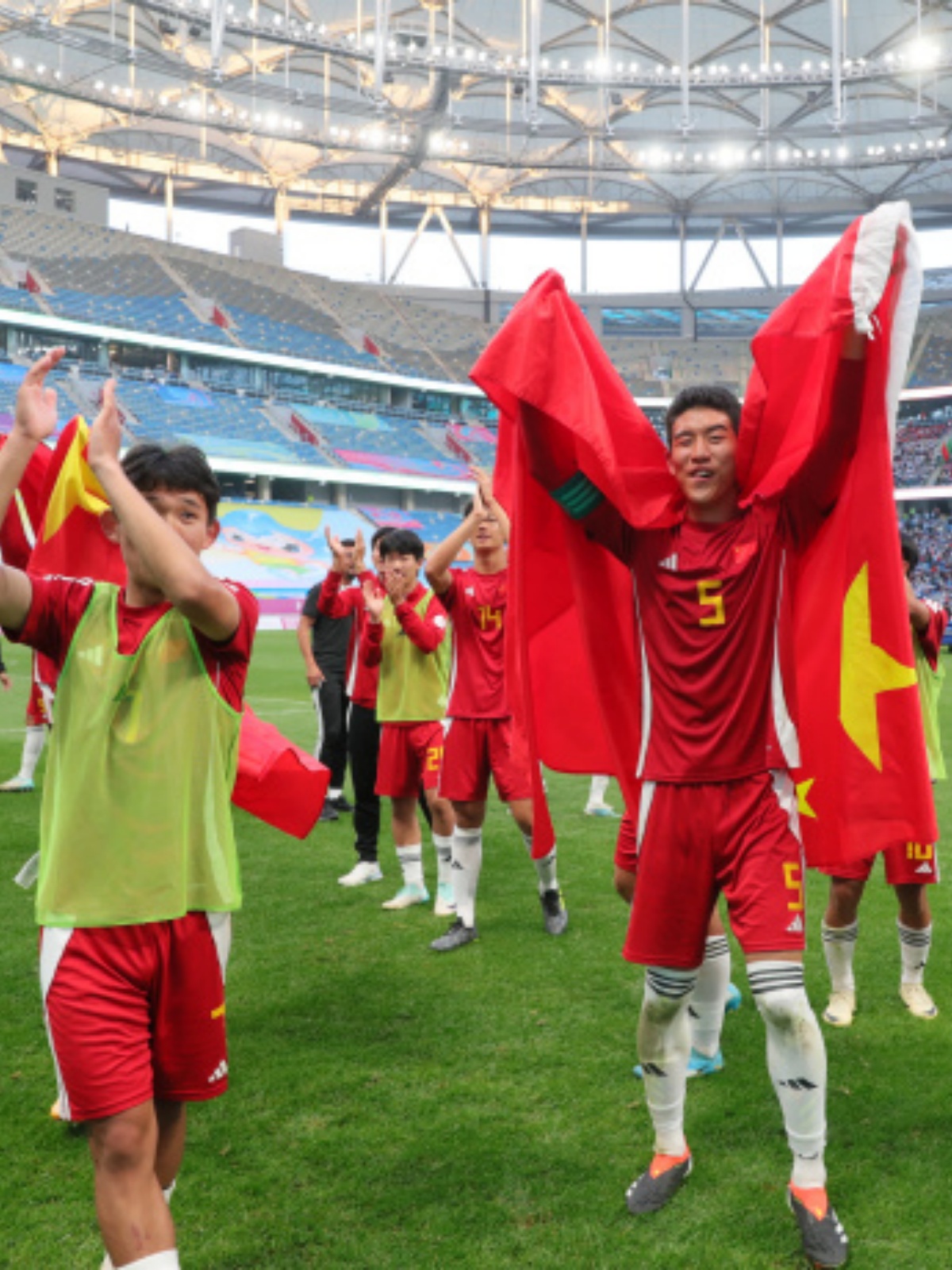 关于强队以惊人表现稳操胜券，轻松取得晋级资格的信息