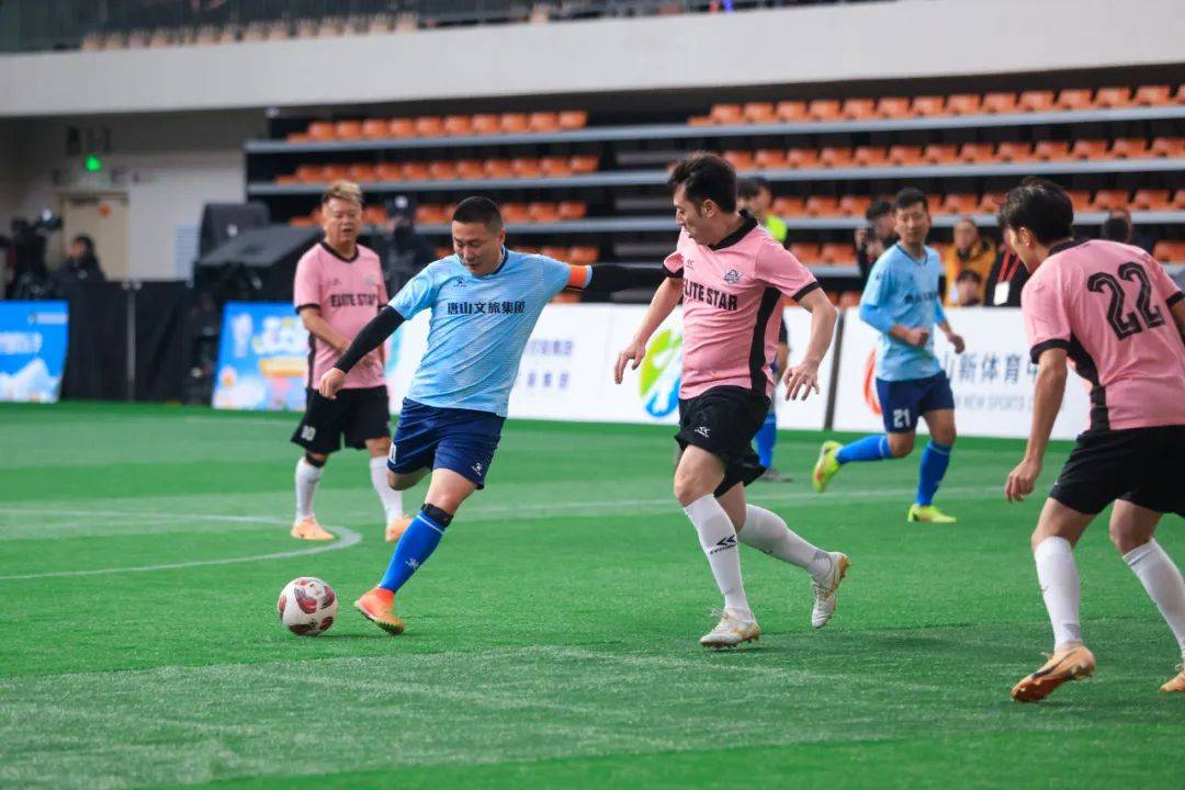 半岛体育网址-球队在足球比赛中赢得观众的掌声