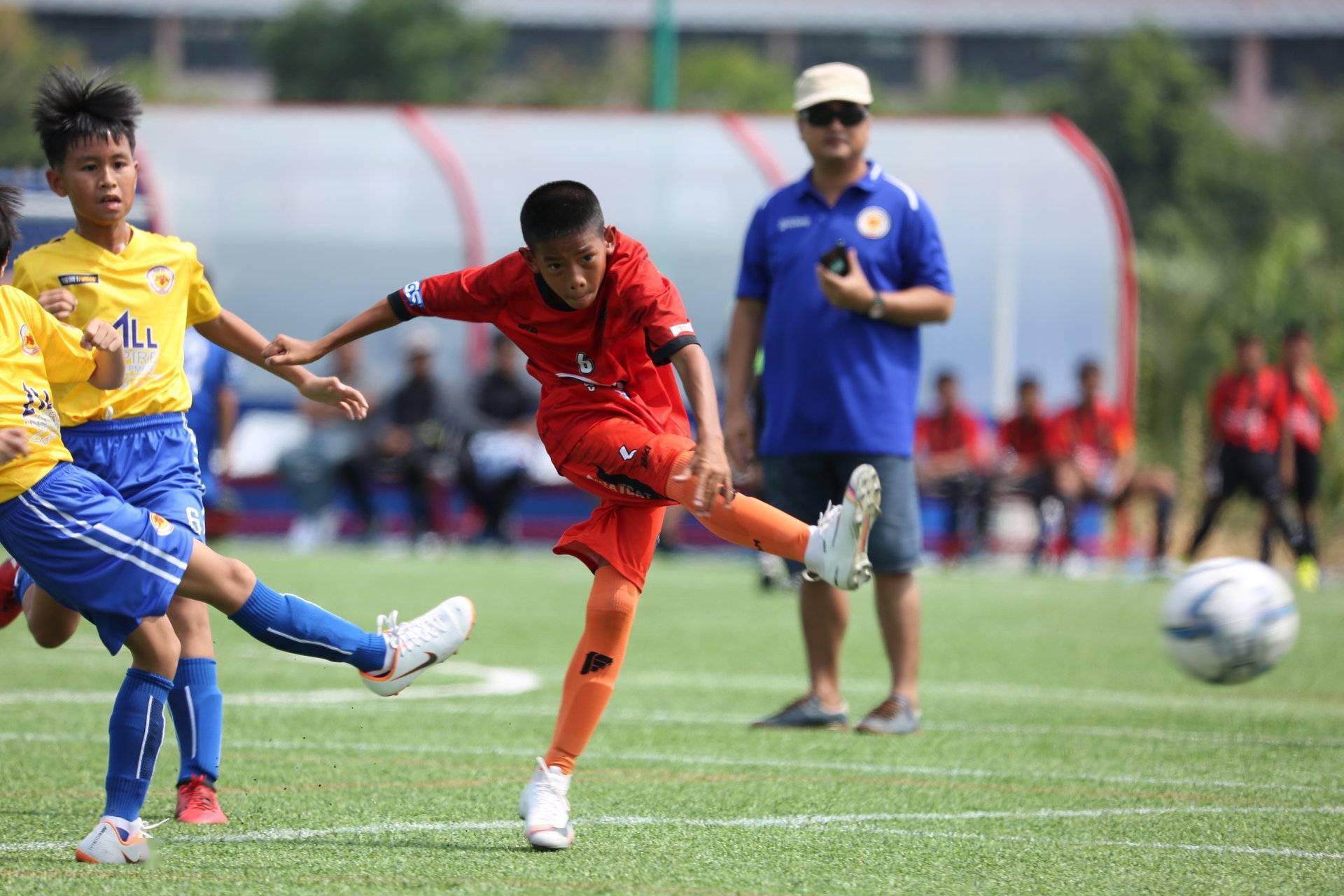 足球俱乐部开设青训营培养年轻球员的简单介绍