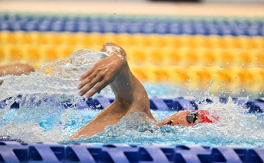 南非选手斩获游泳银牌，喜提奖牌