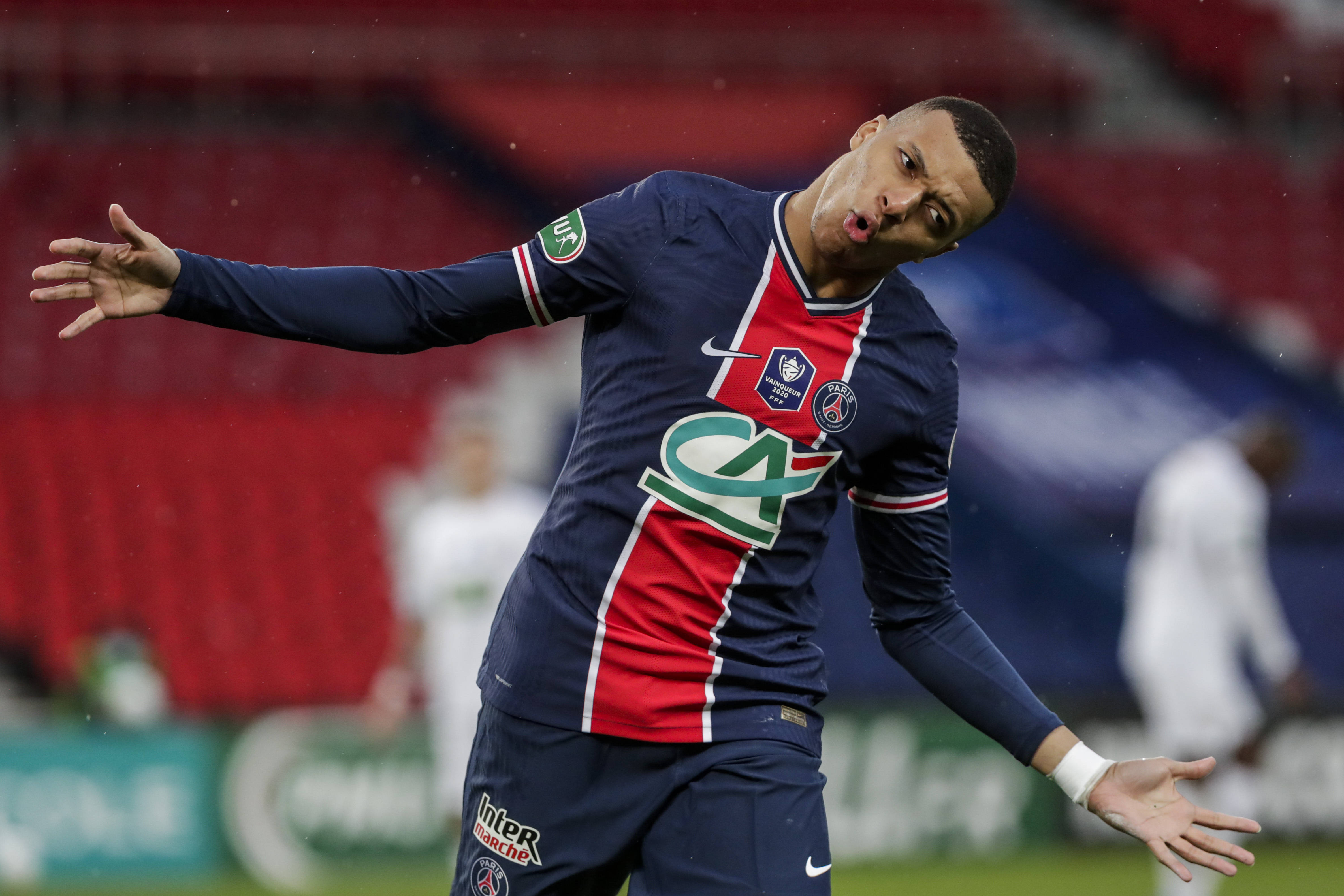 法国足球队成功晋级赛事后续阶段