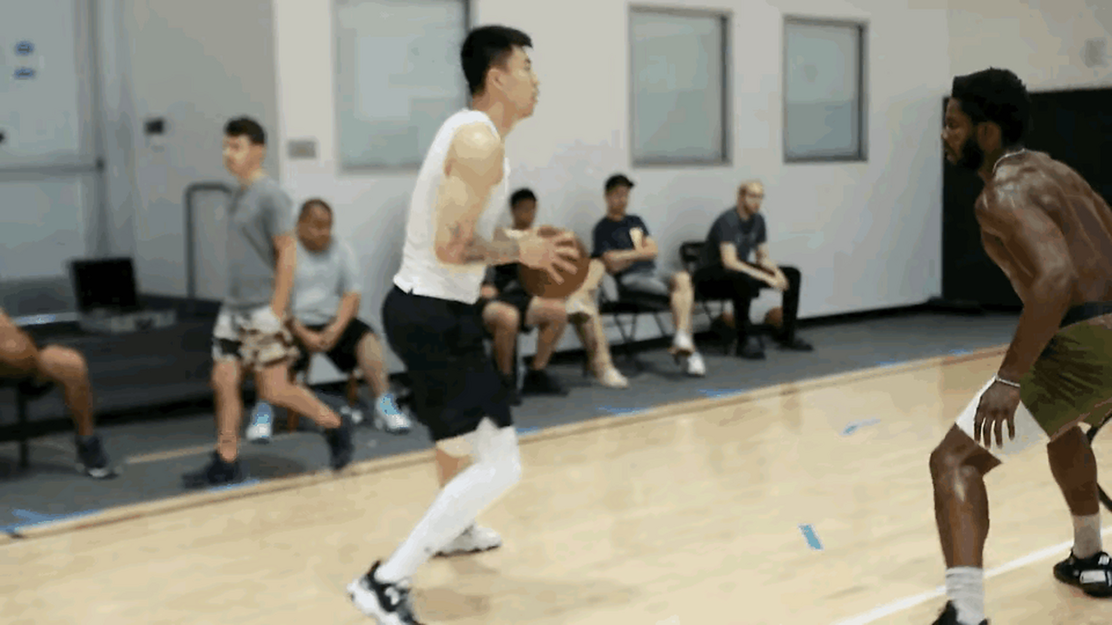 半岛体育亚洲官网-小球员学习篮球技术进步神速的简单介绍