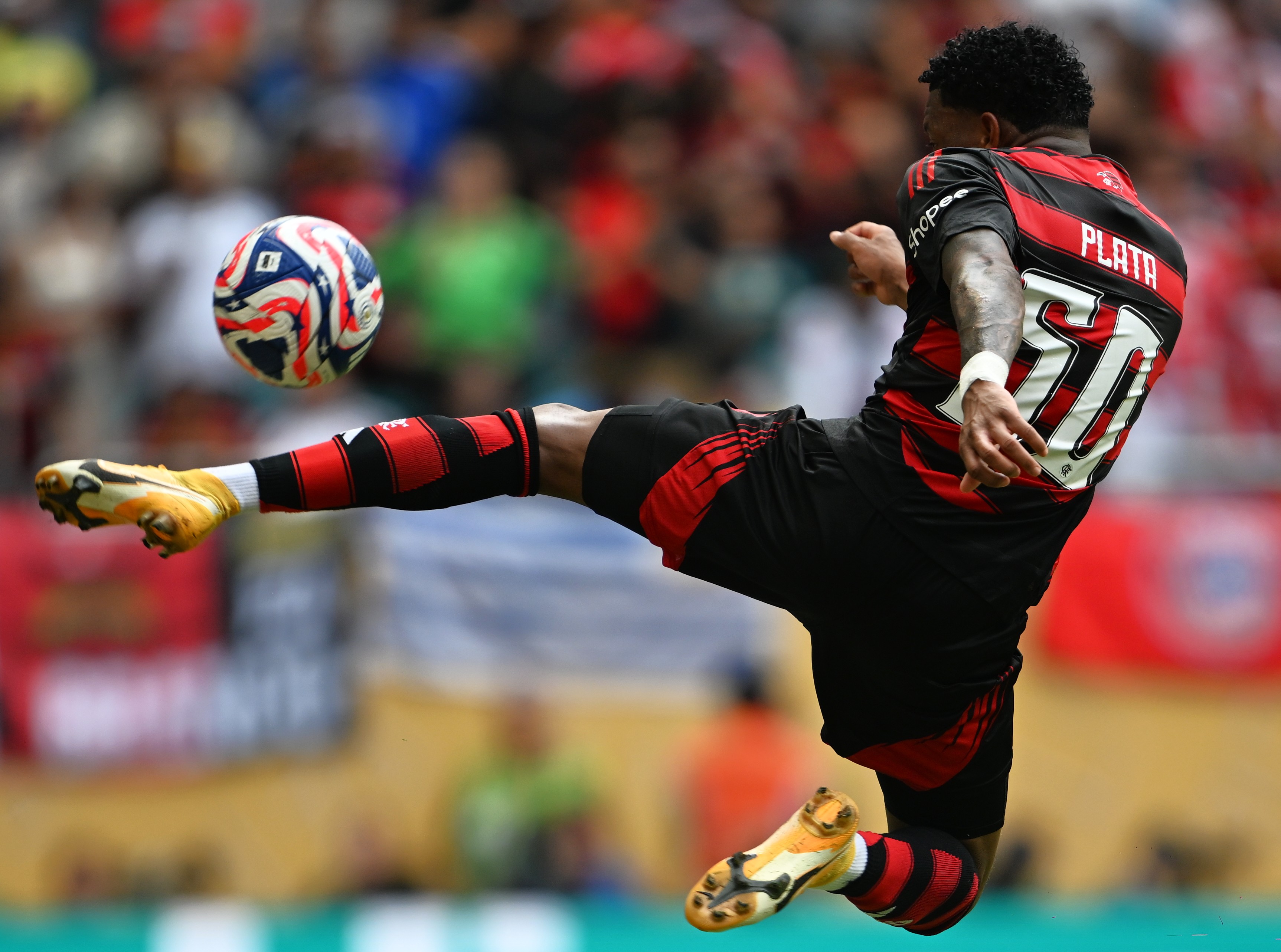 关于拜仁慕尼黑主场完胜，力压对手进军淘汰赛的信息